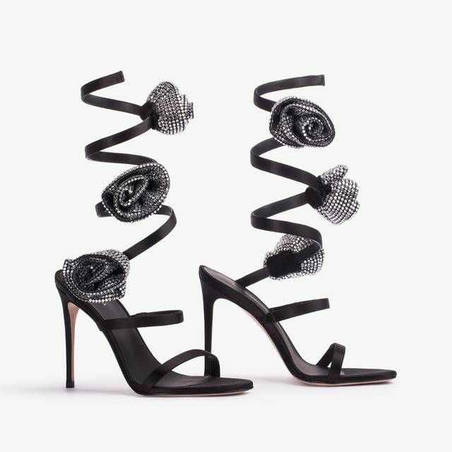 Le Silla Sandalo raso nero con rose in Cristalli argento Offerte
