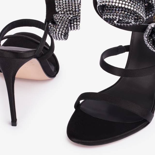 Le Silla Sandalo raso nero con rose in Cristalli argento Offerte