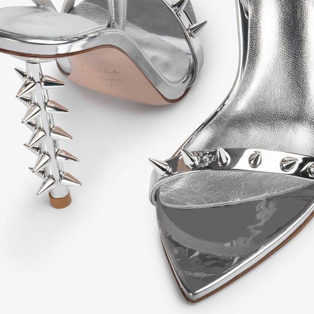 Le Silla Sandalo mule metallizzato argento con borchie Prezzo di fabbrica