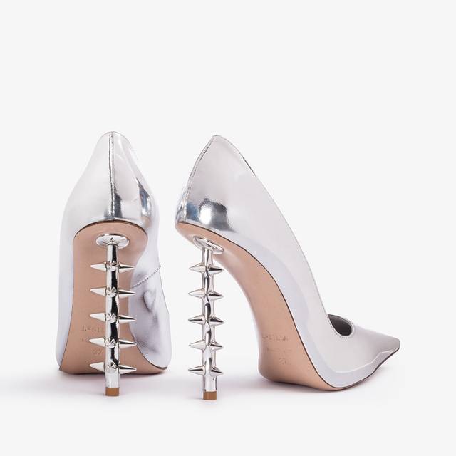 Le Silla Décolleté metallizzata argento con borchie Offerta speciale