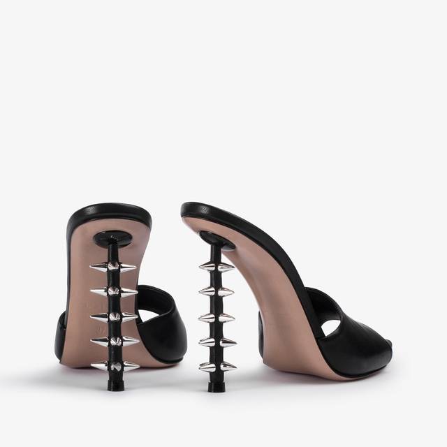 Le Silla Sandalo mule pelle nero con borchie Comprane uno, ottenene uno gratis