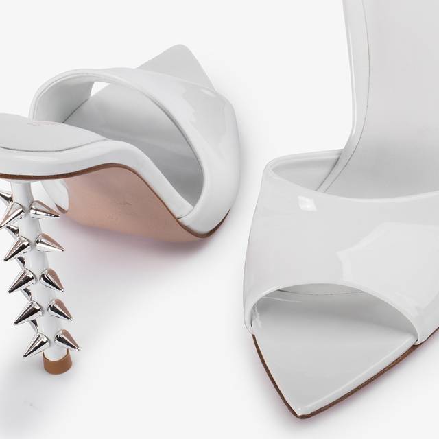 Le Silla Sandalo mule vernice bianco con borchie Offerte giornaliere