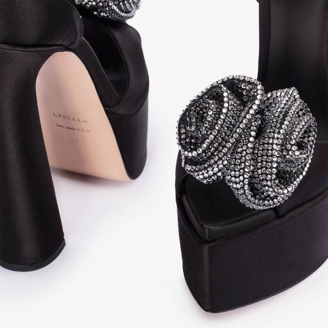Le Silla Sandalo con plateau raso nero e Cristalli argento Qualità