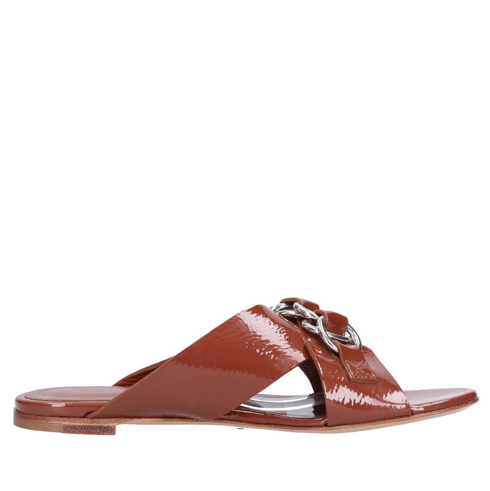 CASADEI Mules in vernice Prezzo basso