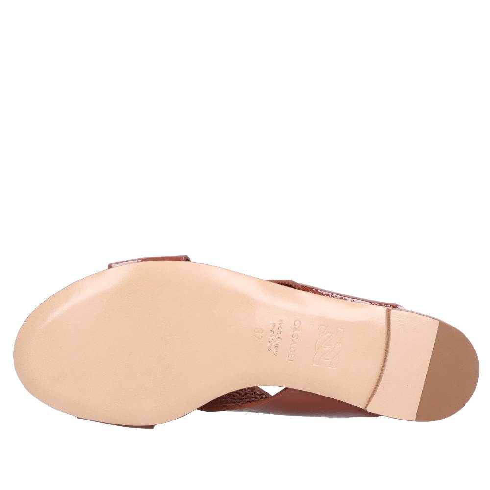 CASADEI Mules in vernice Prezzo basso
