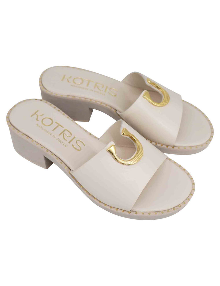 Spatarella Sandali donna in pelle off white con borchia oro e suola in gomma ultra leggera Italia