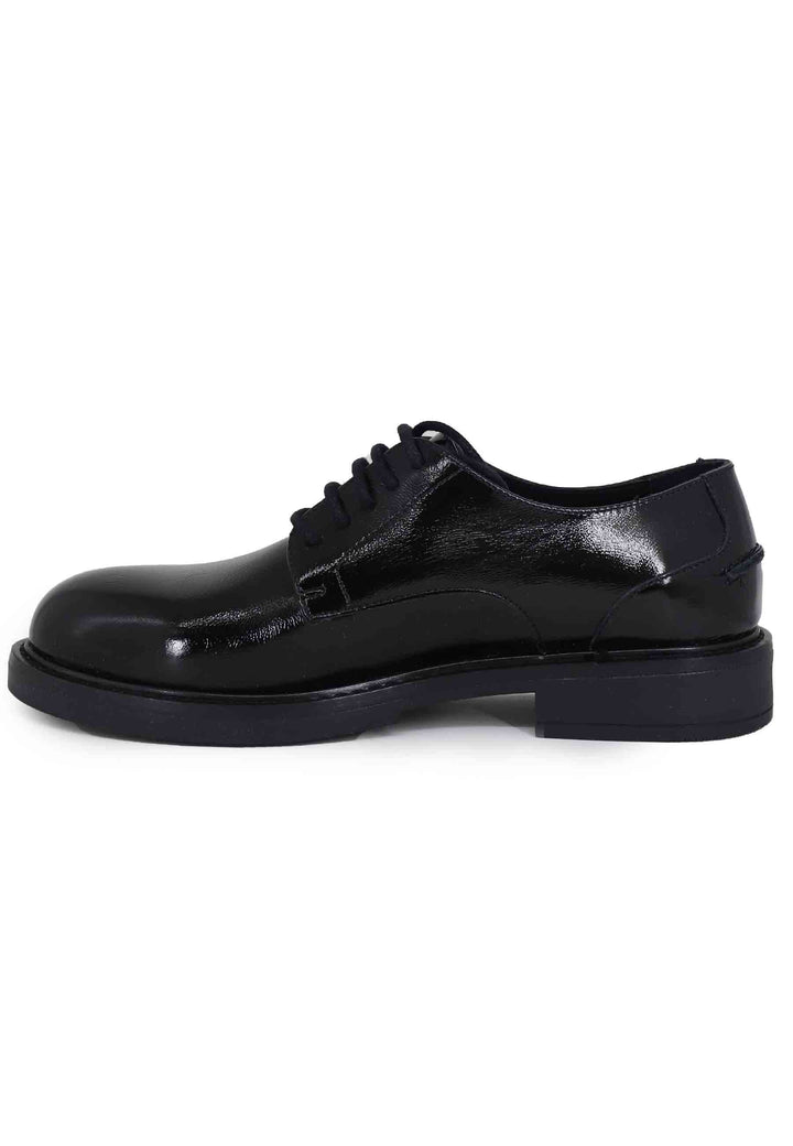 Spatarella Stringate donna in pelle naplack nero con suola in gomma e tacco basso Outlet